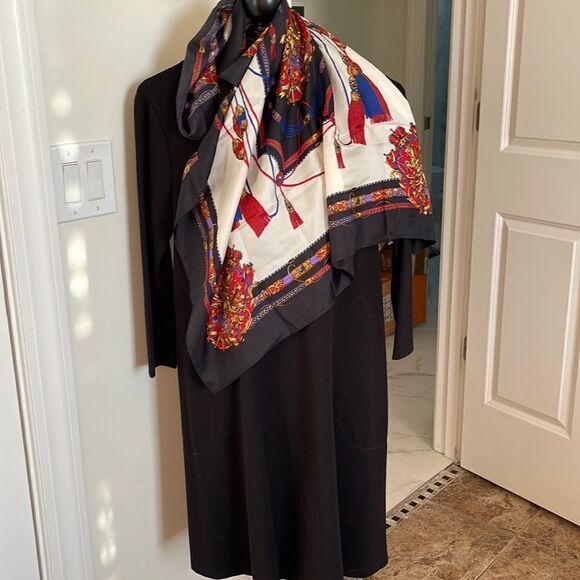 Gorgeous scarf.  Large square. - Picture 1 of 4
